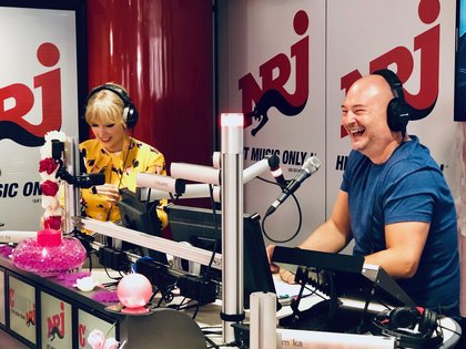 Taylor Swift dans l'émission C'Cauet sur NRJ
