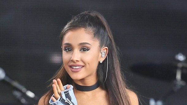 Ariana Grande : sort son casque chat!