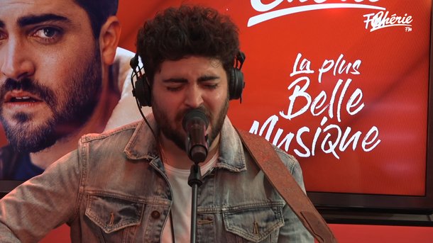 Tibz interprète “Au Revoir” en live acoustique pour Chérie FM