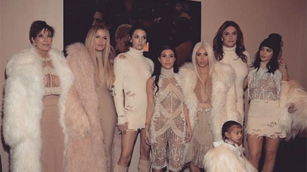 Kanye West : les Kardashian font le show à son défilé!