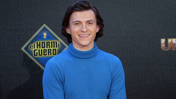Tom Holland perdant d’un pari lancé par McFly et Carlito