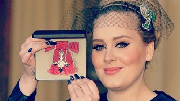 Adele décorée par la famille royale !