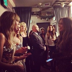 J-Lo: La fête dans le couloir avec l’adorable @taylorswift13!!! #AMAs