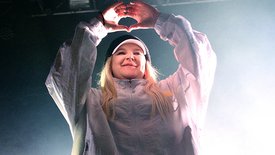 Tones and I dévoile deux nouveaux hits «Bad Child» et «You Can’t Be Happy All The Time»
