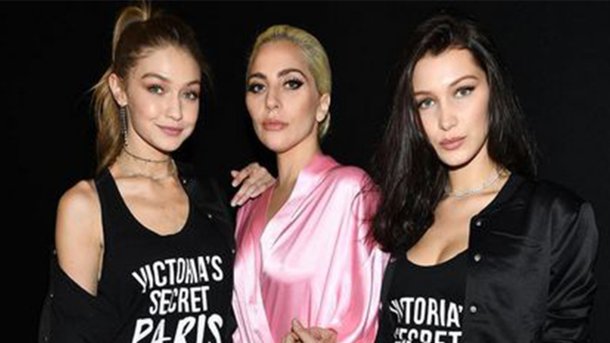 Lady Gaga pose avec les sœurs Hadid avant le défilé Victoria's Secret