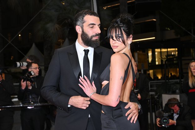 Dua Lipa et Romain Gavras sur le tapis rouge de "Omar La Fraise" à Cannes, 2023