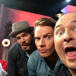 M.Pokora et cauet sur le plateau de l'émission "Bienvenue Chez Cauet"