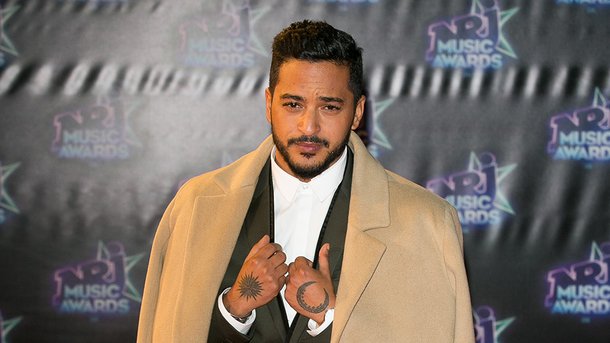 Slimane surprend avec sa boule à zéro