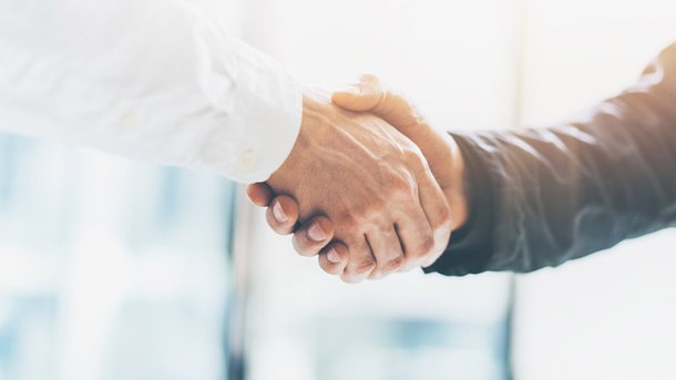 Les infos du Réveil Chérie : Une bonne poignée de main devrait durer 3 secondes maximum