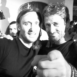 David Guetta : Fmif fini 6 heures du matin et une belle visite de Gerard Butler pour sa première fête à Ibiza ! 