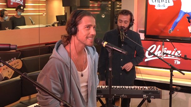 Julien Doré interprète "La Fièvre" en live dans Le Réveil Chérie