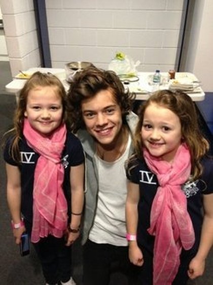 Harry Styles: Merci aux jumelles d'être venu au show!! Bo et Hattie..Devinez qui est qui? Enchantée d'avoir rencontré la soeur Ellie ausi.xx 