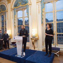 Pharrell Williams reçoit la médaille d'officier des arts et des lettres
