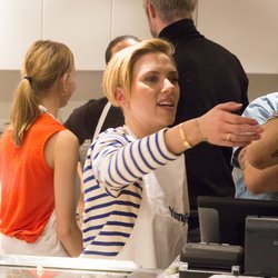 Scarlett Johansson sert des pop-corns