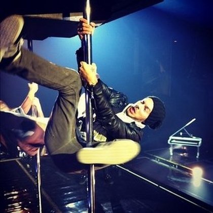 M Pokora :ça c'est moi en plein moment de grâce entrain de faire de la pole dance pendant les balances :D 