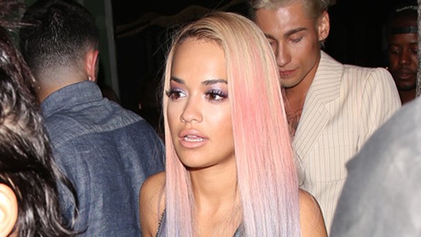 Rita Ora : coiffure tricolore et look sexy pour une soirée en boite.