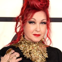 Cyndi Lauper : en rouge et noir