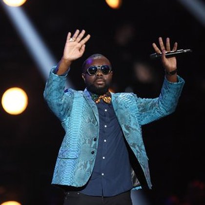 Maître Gims en veste bleue