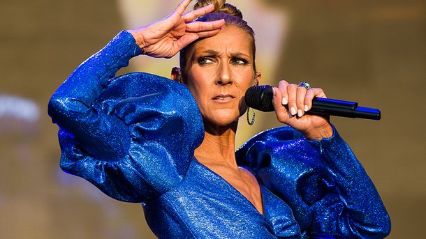 Céline Dion: cheveux courts et noirs, la star est méconnaissable