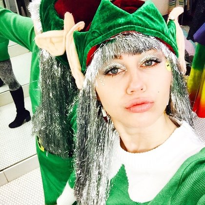 Miley Cyrus: turnt up elfie