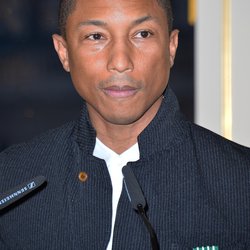 Pharrell Williams reçoit la médaille d'officier des arts et des lettres