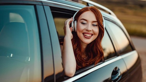 5 Podcasts à écouter en voiture, sur la route des vacances