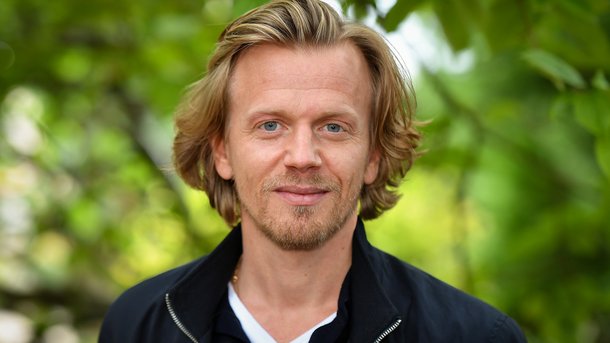 Alex Lutz: «La Vengeance au triple galop», un téléfilm délirant au casting 5 étoiles!