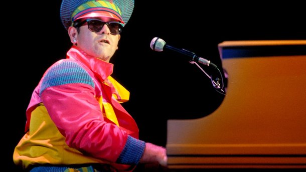 Elton John : ce que sa carrière doit à ses costumes