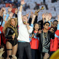 Beyoncé, Chris Martin et Bruno Mars lors de la mi-temps du Superbowl!