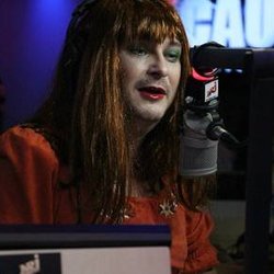 Lundi 9 Mars 2015 Cauet fête la journée de la femme