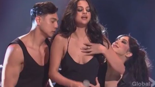 Selena Gomez : découvrez son live torride sur le plateau du Saturday Night Live!