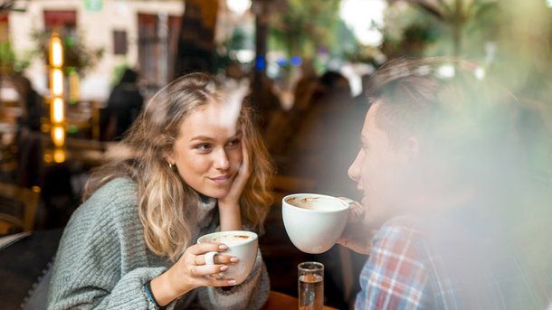 Les infos du Réveil Chérie : 60% des femmes se font passer pour plus bêtes qu’elles ne le sont lors d’un rendez-vous galant