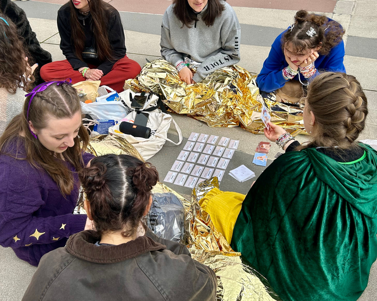 Fans de Taylor Swift sur le parvis de l'Accor Arena de la Défense, jeudi 9 mai 2024