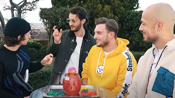 Tom Holland et Pierre Niney réunis grâce à Mcfly et Carlito!