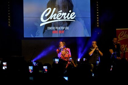 Amel Bent et son public au Concert privé Pop Love