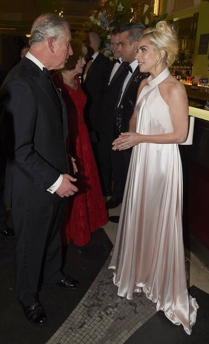 Robbie Williams et Lady Gaga rencontrent la famille royale