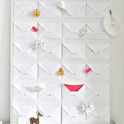 Un calendrier de l'Avent épuré à partir d'enveloppes