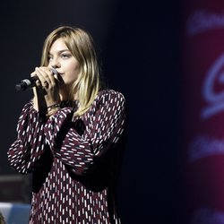 Louane interprète la chanson "Maman"