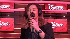 Chimène Badi interprète «Là-Haut» en live pour Chérie
