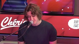 Dean Lewis interprète le titre «Stay awake» en acoustique