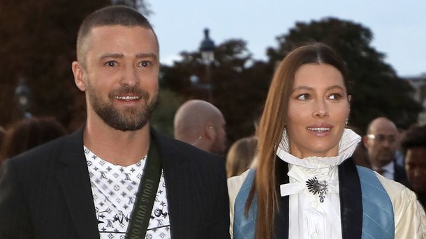 Justin Timberlake réagit après avoir été attaqué au défilé Louis Vuitton