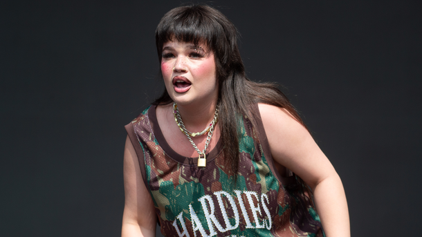 Lola Young se confie sur ses artistes français préférés