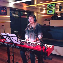 Louane chante en live son titre "On était beau" dans le Réveil Chérie