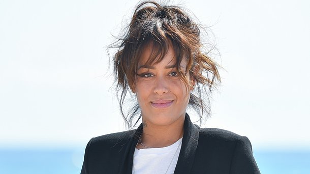 Amel Bent attristée à l’idée de quitter ses enfants pour sa tournée