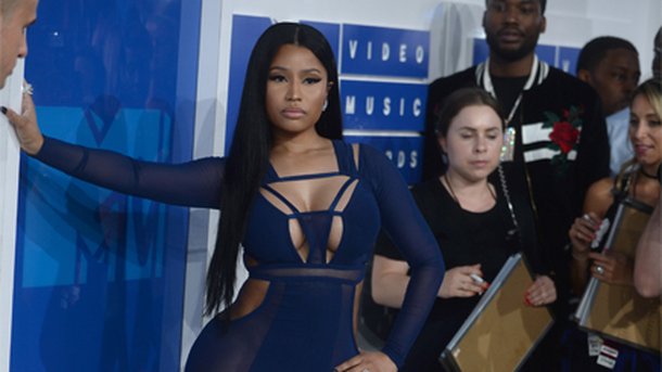 Nicki Minaj : prise en photo par une fan, son coiffeur voit rouge!