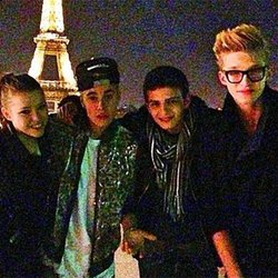 Justin Bieber et Cody Simpson jouent les touristes à Paris 