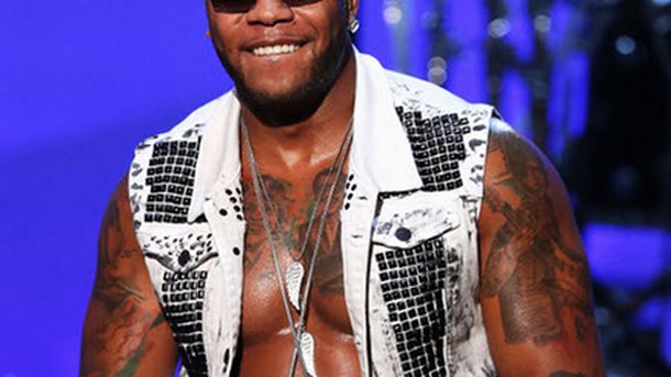 Flo Rida transforme un H&M en boîte de nuit