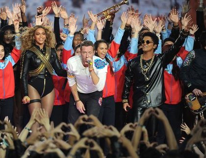 Beyoncé, Chris Martin et Bruno Mars lors de la mi-temps du Superbowl!