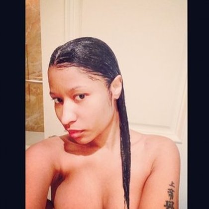 Nicki Minaj topless dans sa salle de bain !