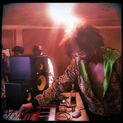RedFoo : En studio, en écoute des nouveaux morceaux de son prochain album solo...BRING OUT THE BOTTLES! 